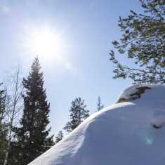 Aurinko paistaa Rovaniemellä talvella 2024.