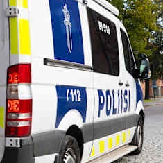 Poliisiauto pihalla.