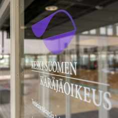 Keski-Suomen käräjäoikeuden ovi. Ovessa logo ja teksti: Keski-Suomen Kärjäoikeus.