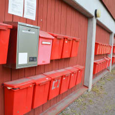 en lång rad med röda brevlådor utan namn