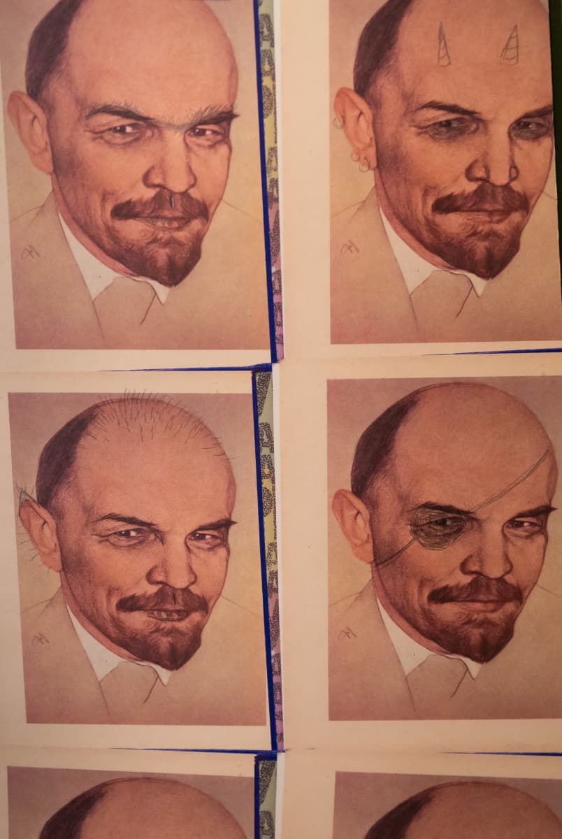 Leninin kuvien päälle töhritty pilalla esim. pirun sarvet, näyttelyssä Työväenmuseo Werstaalla.