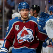 Artturi Lehkonen firar mål för Colorado.