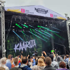 Käärijä esiintyy Vasa Festivalilla, etualalla yleisömeri.
