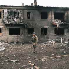 Ukrainalainen poliisi tarkastaa tuhoutunutta rakennusta Vovchanskin kaupungissa, Harkovan alueella. 