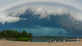 Rajuilma alkamassa Helsingin Aurinkolahdessa.