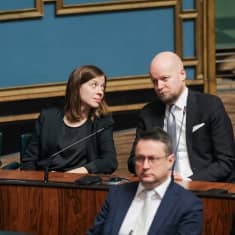 Veronika Honkasalo, li Andersson ja Jussi Saramo eduskuntasalissa.