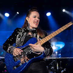 Erja Lyytinen spelar elgitarr.