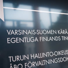 Kyltti, jossa lukee Varsinais-Suomen käräjäoikeus ja Turun hallinto-oikeus. 