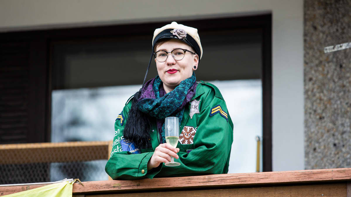 Tampereen Annalassa sijaitsevassa "Tupsulassa" asuva Petra Oksa nauttii vappua opiskelijatoverien kanssa.