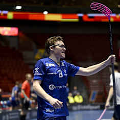 Juuso Ahola från den finländska innebandylandslaget firar ett mål i VM 2024.