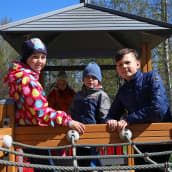 Ukrainalaislapsia leikkipuistossa Savonrannalla toukokuussa 2022.