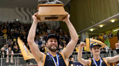 Timo Heinonen nostaa mestaruuspokaalia, kun Seagullsin pelaajat juhlivat koripallon miesten Korisliigan Suomen mestaruutta.