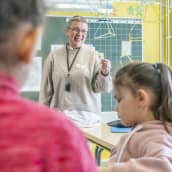 Erika Ulfsson håller lektion för ukrainska barn