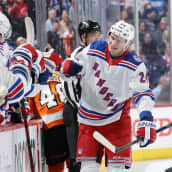 Kaapo Kakko juhlii osumaansa Philadelphian verkkoon 14.4.2022.