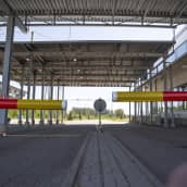 raja-aseman henkilöautokaistoilla ei autoja, etualla näkyy kiinni olevan puomit