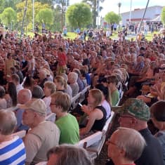 Kaustisen festivaaliareenan yleisöä vuoden 2023 avajaisissa.