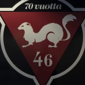 Oulun Kärpät 46 jääkiekkojoukkuen logo mustaa taustaa vasten.