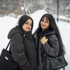 Helsinkiläisiä matkailualan opiskelijoita Zio Mshari ja Zainab-Al-Zrijawi.