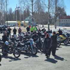 Kymmeniä moottoripyöräilijöitä on kokoontunut helatorstaina motoristikirkkoon Polvijärven torille.