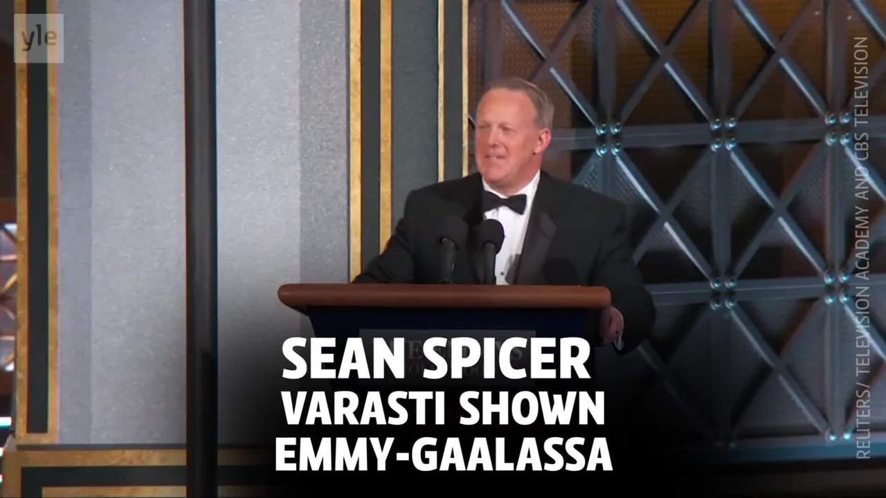 Uutisvideot: Valkoisen talon ex-tiedottaja teki comebackin Emmy-gaalassa
