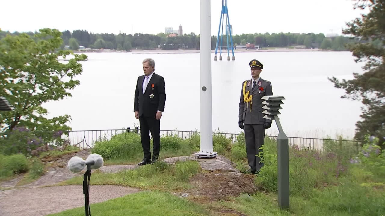 Presidentti nosti lipun salkoon Puolustusvoimain lippujuhlan päivänä – katso video Mäntyniemestä