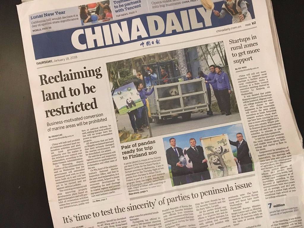 Kuva englanninkielisen China Daily -lehden etusivusta, jossa juttu ja kuva pandoista.
