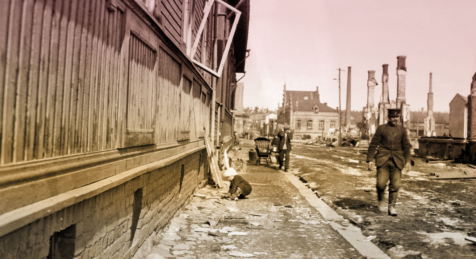 Lapsi leikkii kadulla pian Tampereen taistelun päättymisen jälkeen.
