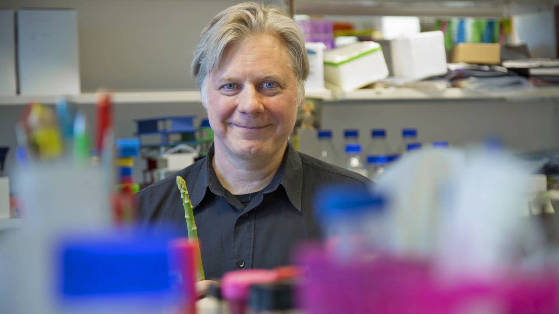 Tutkimusjohtaja Juha Klefström työpaikallaan Biomedicumissa.