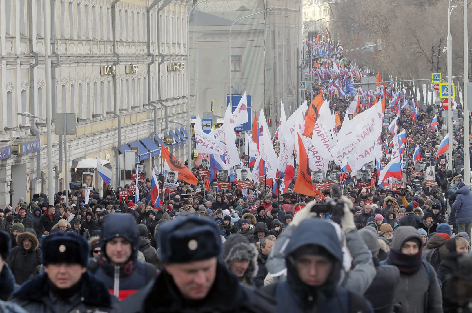 Tuhannet marssivat Moskovassa oppositiopoliitikko Boris Nemtsovin muistolle.