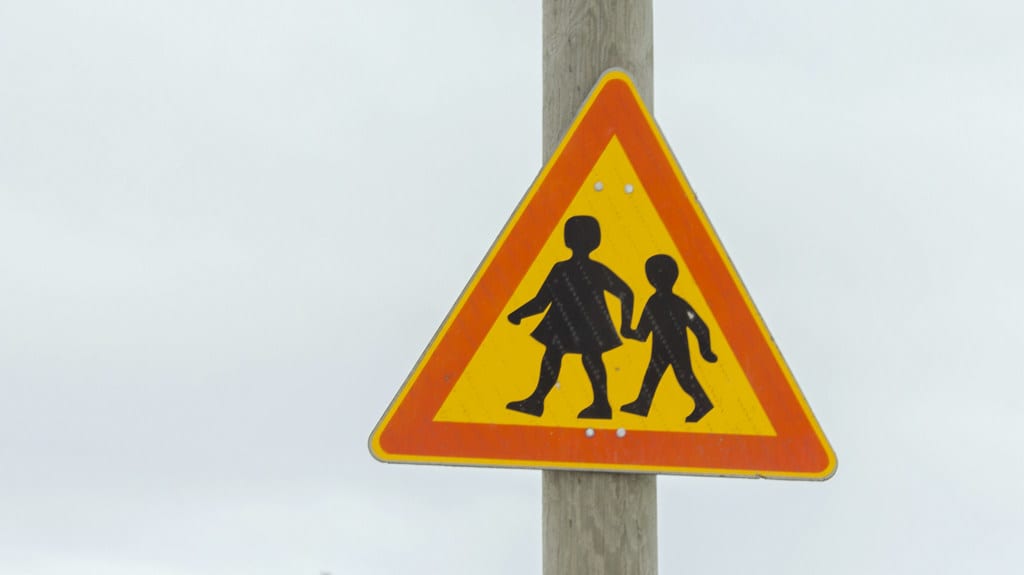 Tolpassa lapsista varoittava liikennemerkki