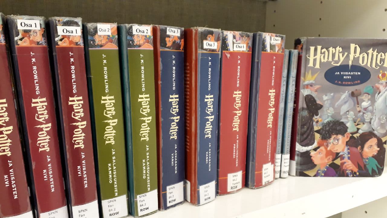 Harry Potter -kirjoja Seinäjoen kaupunginkirjaston hyllyssä.