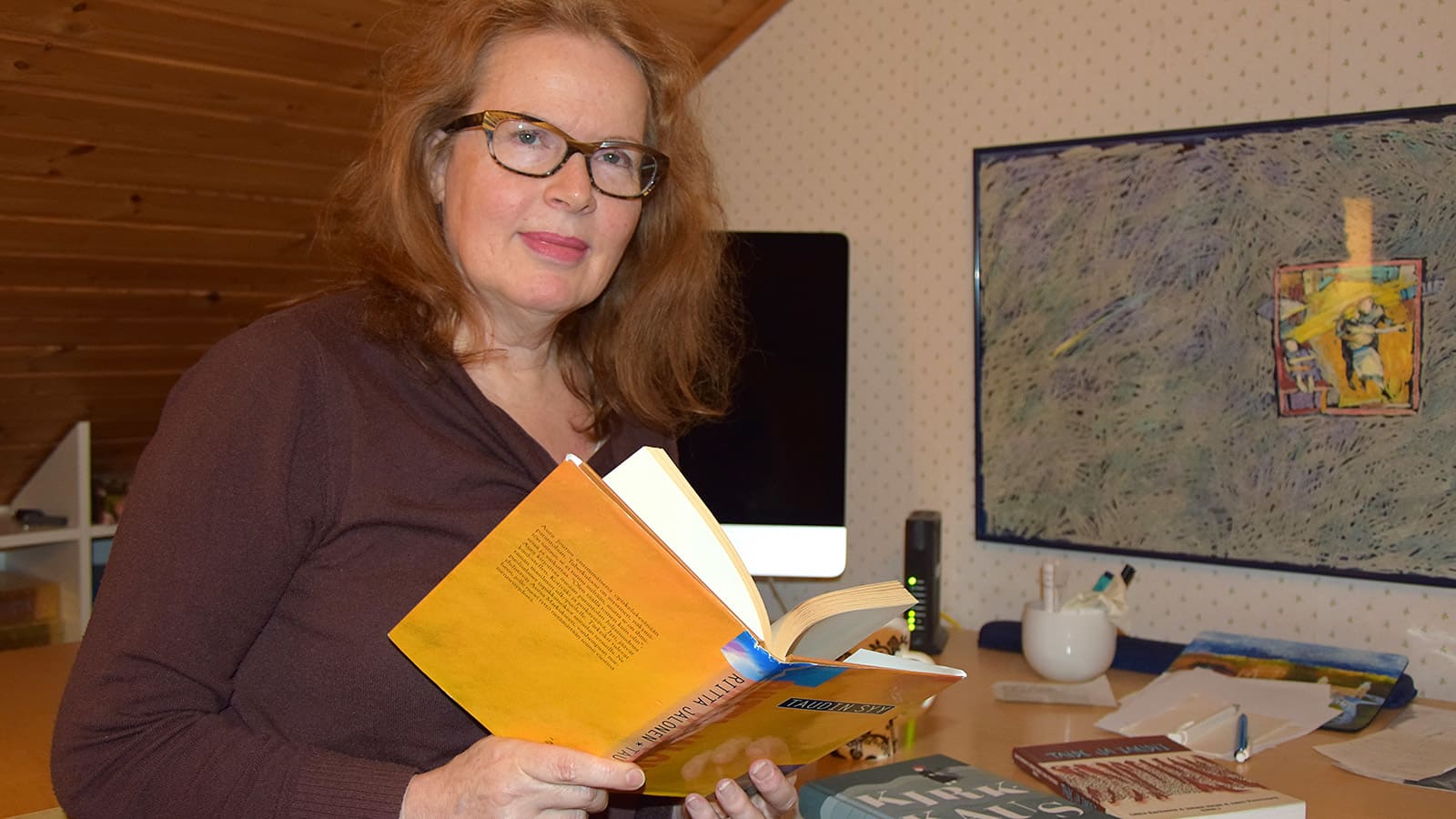Kirjailija Riitta Jalonen työhuoneessaan