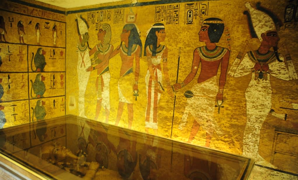 Hautakammio, jonka seinämaalauksessa on luonnollisen kokoisia ihmishahmoja faraoiden Egyptin aikaisissa asuissa.