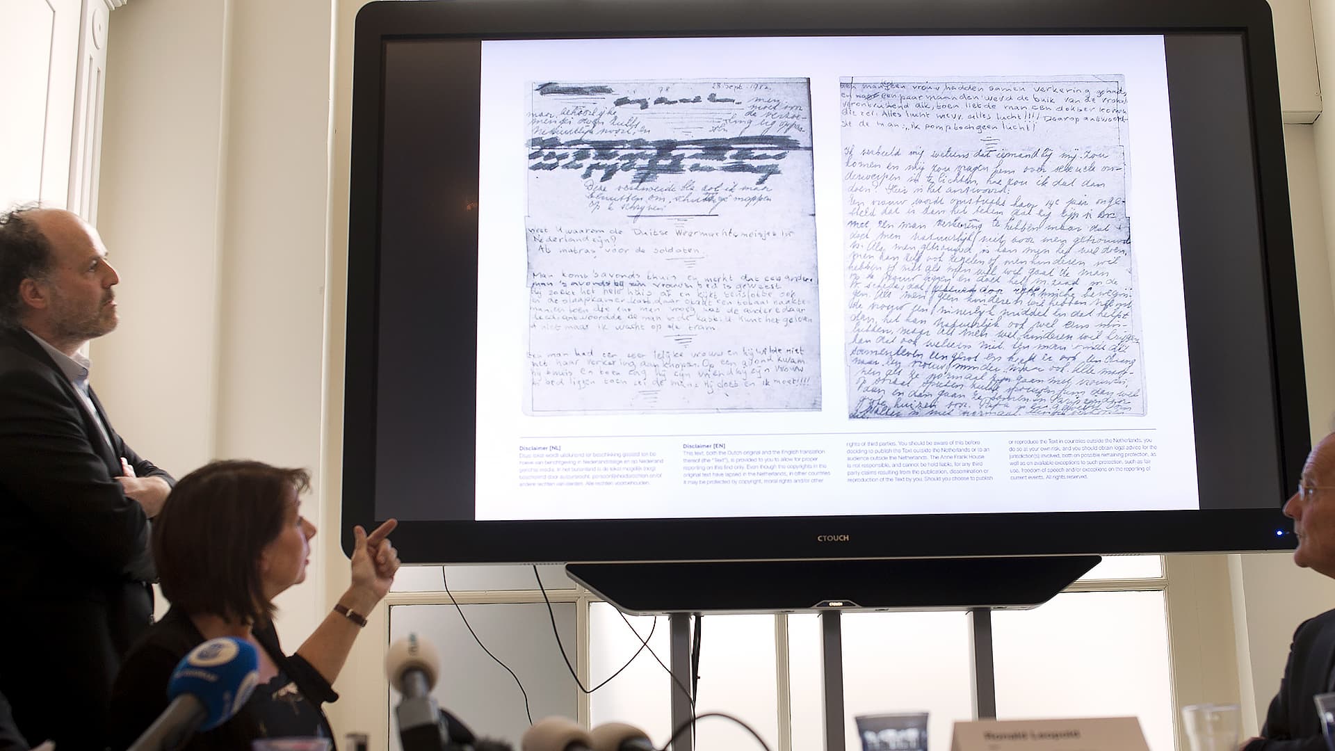 Tutkijat esittävät videolla kaksi Anne Frankin päiväkirjan peitettyä sivua.