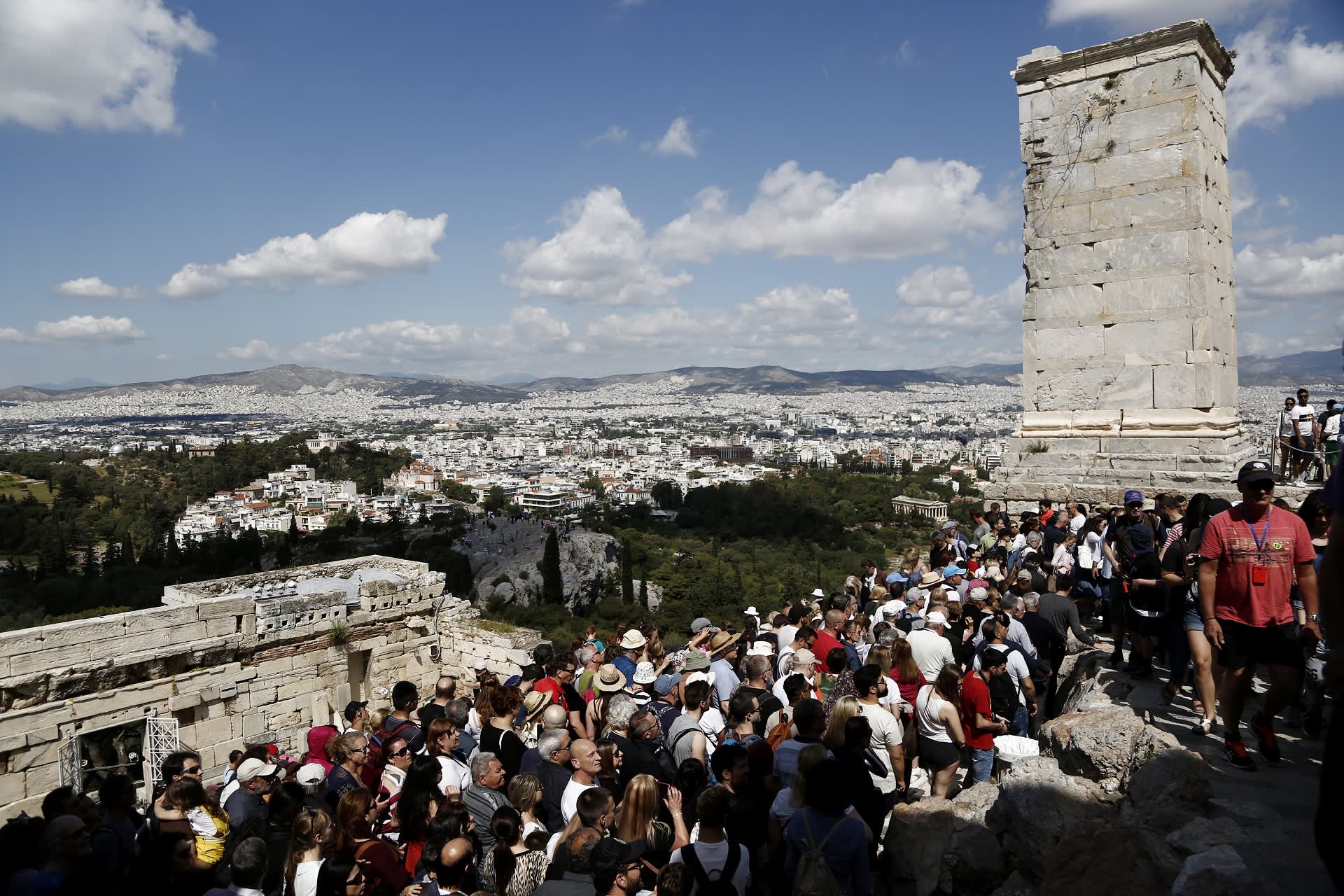 Turisteja Akropolis-kukkulalla huhtikuussa 2017.