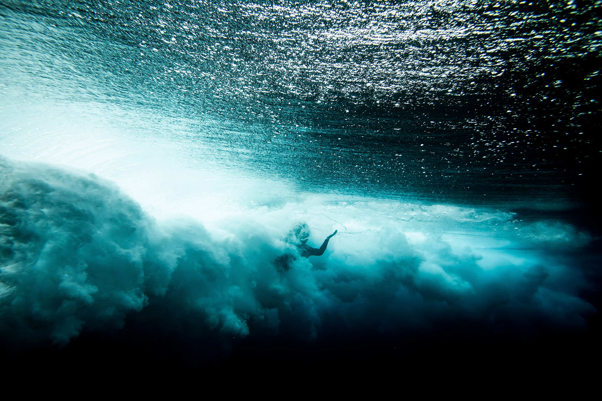 Vedenalainen kuva surffarista Tahitilla.