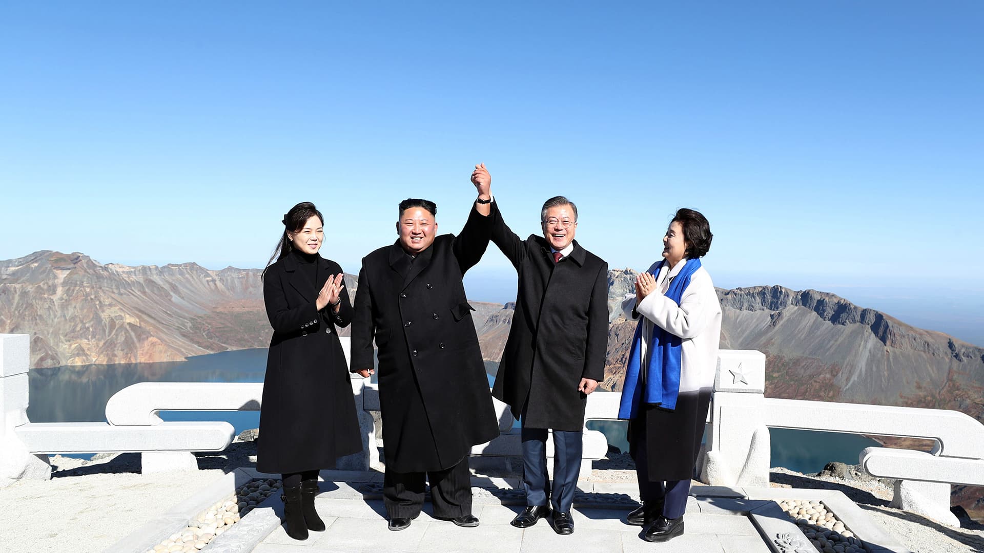 Kim Jong-un ja Moon Jae-in vaimoineen vuoren laella.