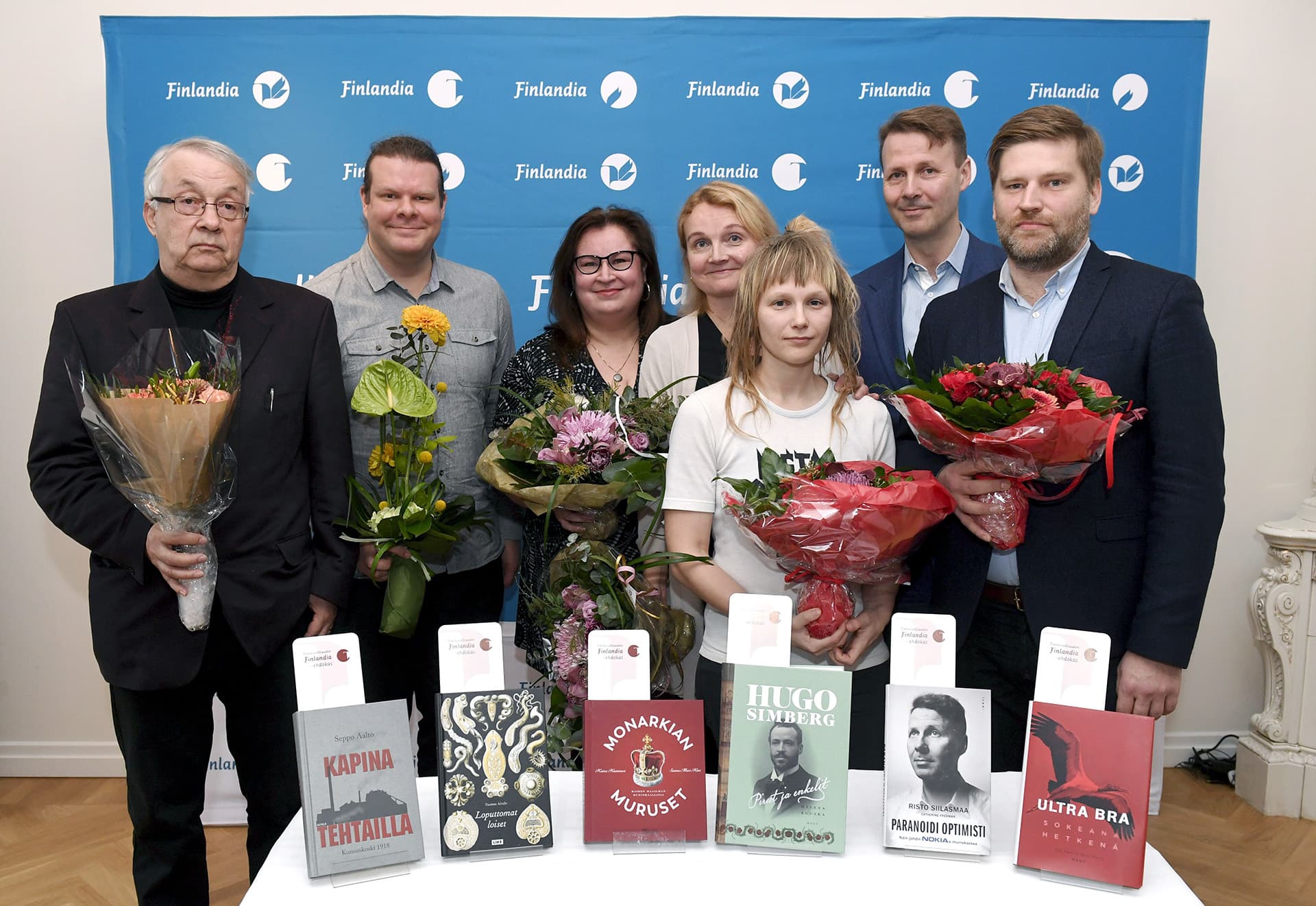 Tietokirjallisuuden Finlandia -ehdokkaat. Kuvassa vasemmalta Seppo Aalto, Tuomas Aivelo, Kaisa Haatanen, Sanna-Mari Hovi, Mervi Vuorela, Risto Siilasmaa ja Ville Similä.