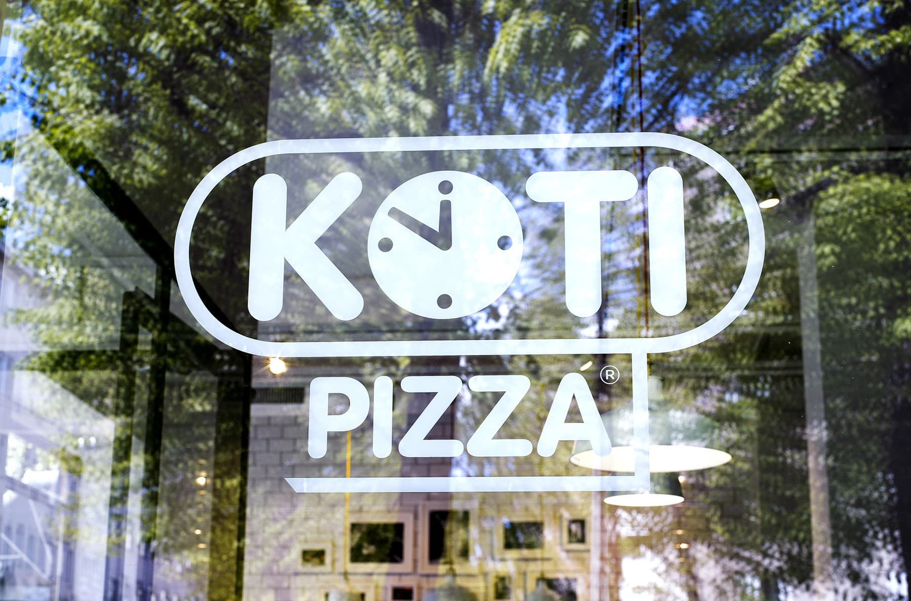 Kotipizzan logo ikkunassa.