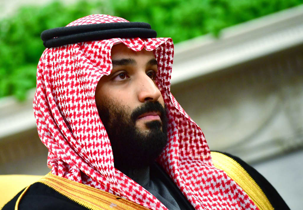 Mohammed bin Salman perinteisessä saudiasussa.