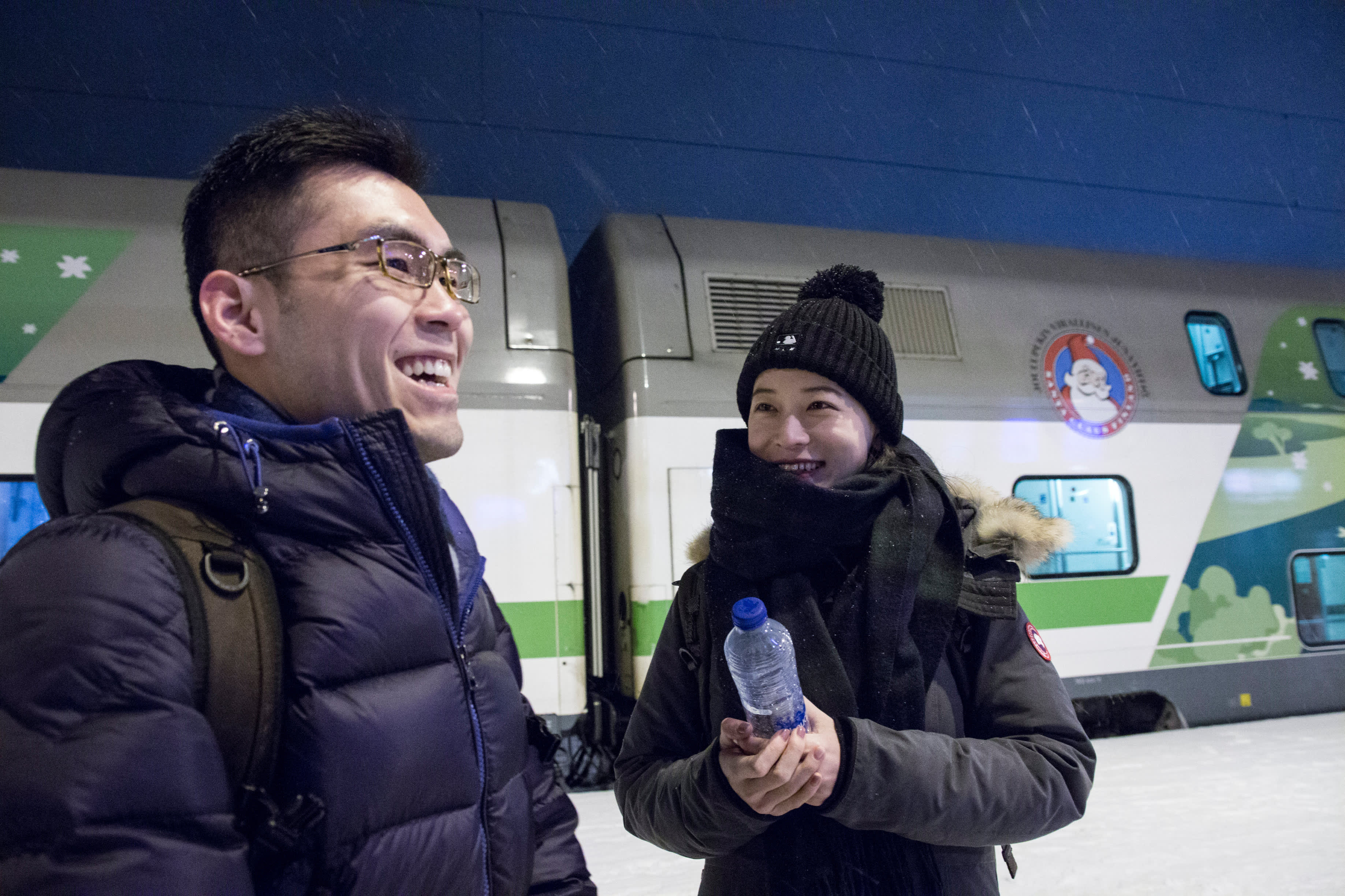 Pekingiläiset Li Bingyuan ja Wang Shang saapuvat junalla Rovaniemelle