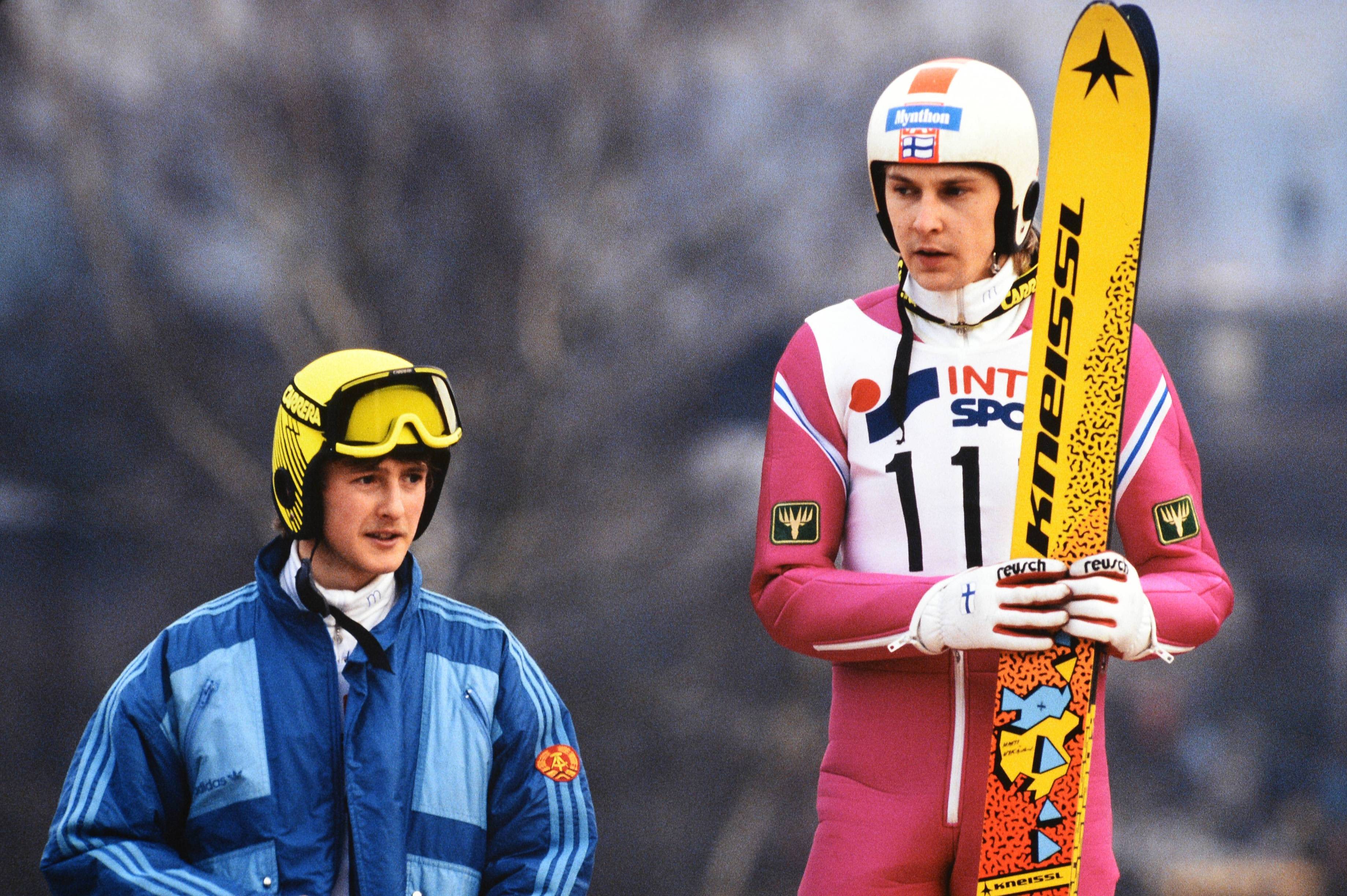 Jens Weissflog ja Matti Nykänen palkintokorokkeella Keski-Euroopan mäkiviikolla vuonna 1989.