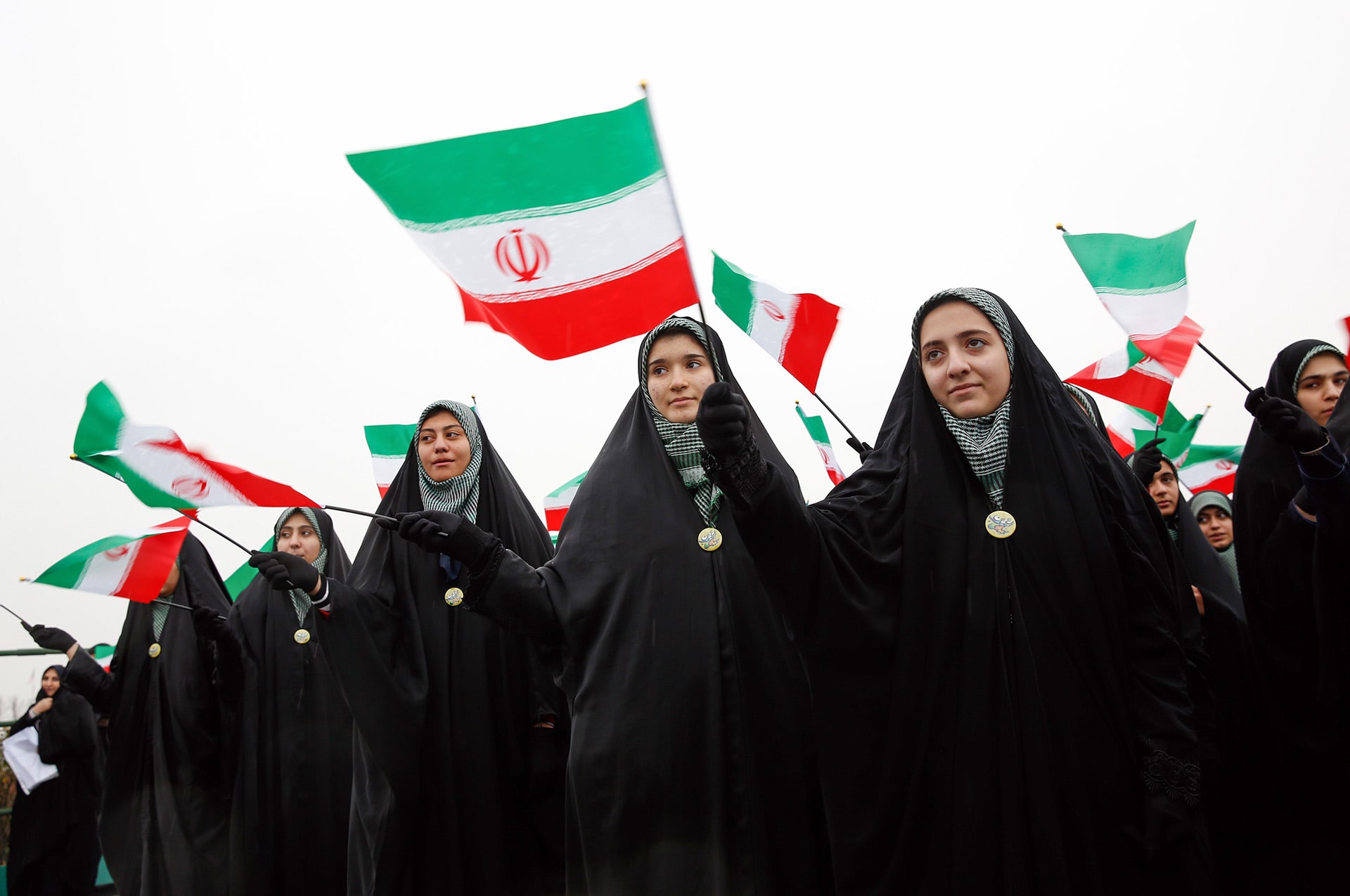 Naisopiskelijat heiluttivat Iranin lippuja Teheranissa islamilaisen vallankumouksen 40-vuotisjuhlan kunniaksi.