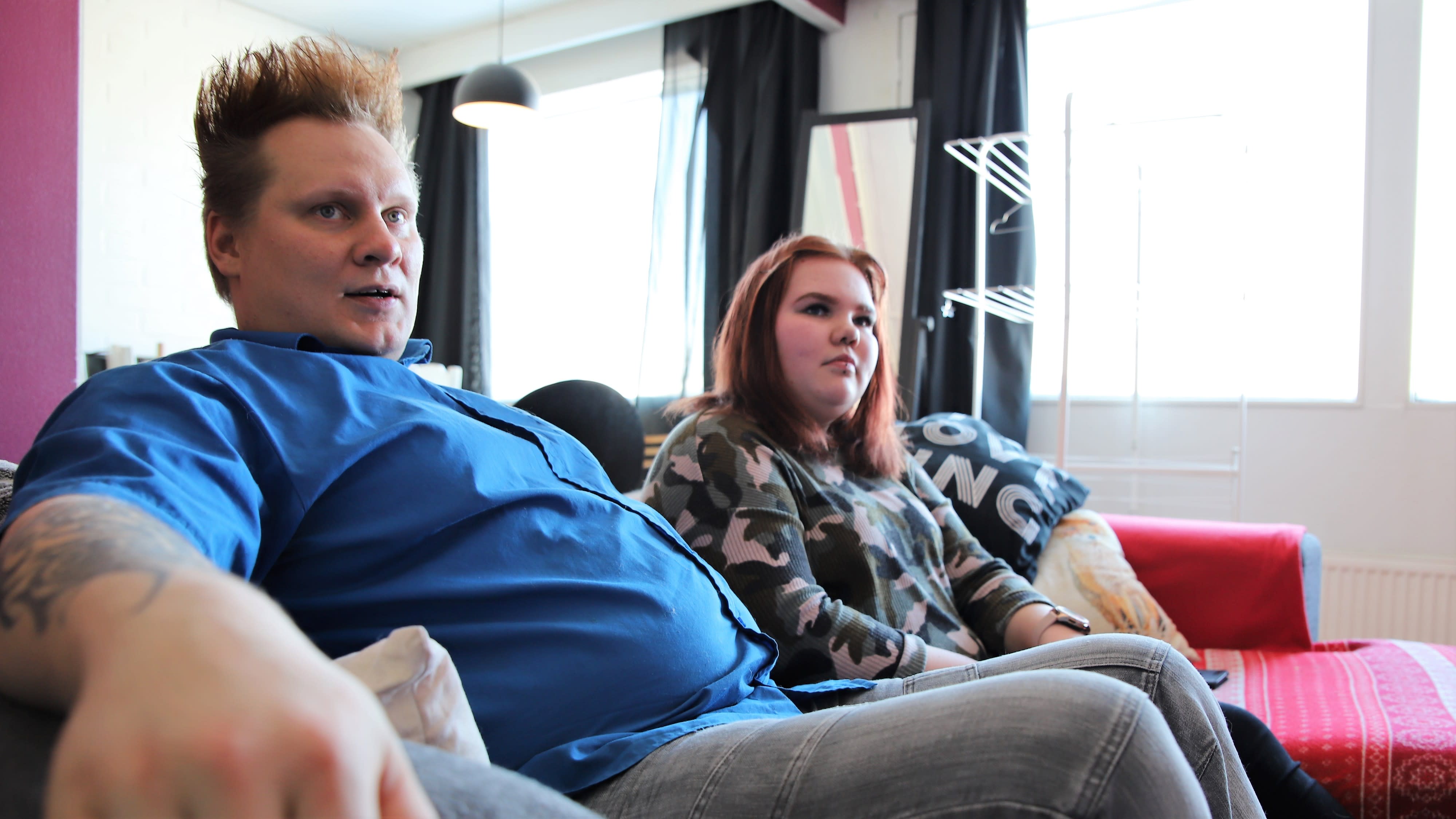 Kimmo Venäläinen ja Ella Kähönen istuvat yhdessä sohvalla.