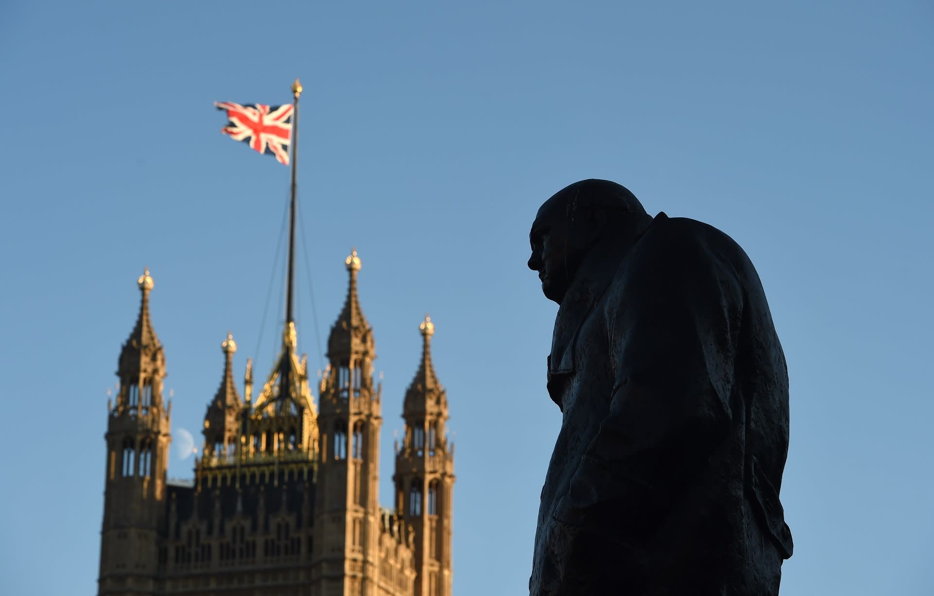 Ex-pääministeri Winston Churchillin patsas, parlamenttitalo ja ilta-aurinko syyskuussa 2018.