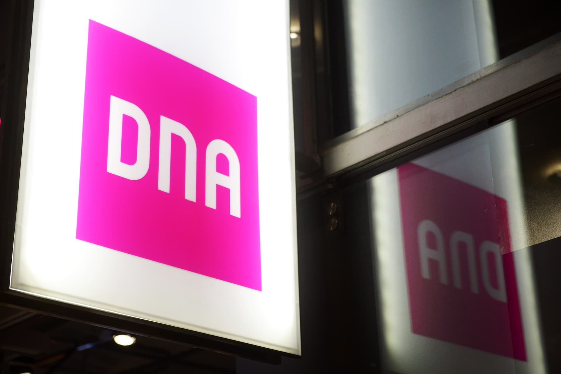  DNA:n logo Kampin kauppakeskuksessa Helsingissä 