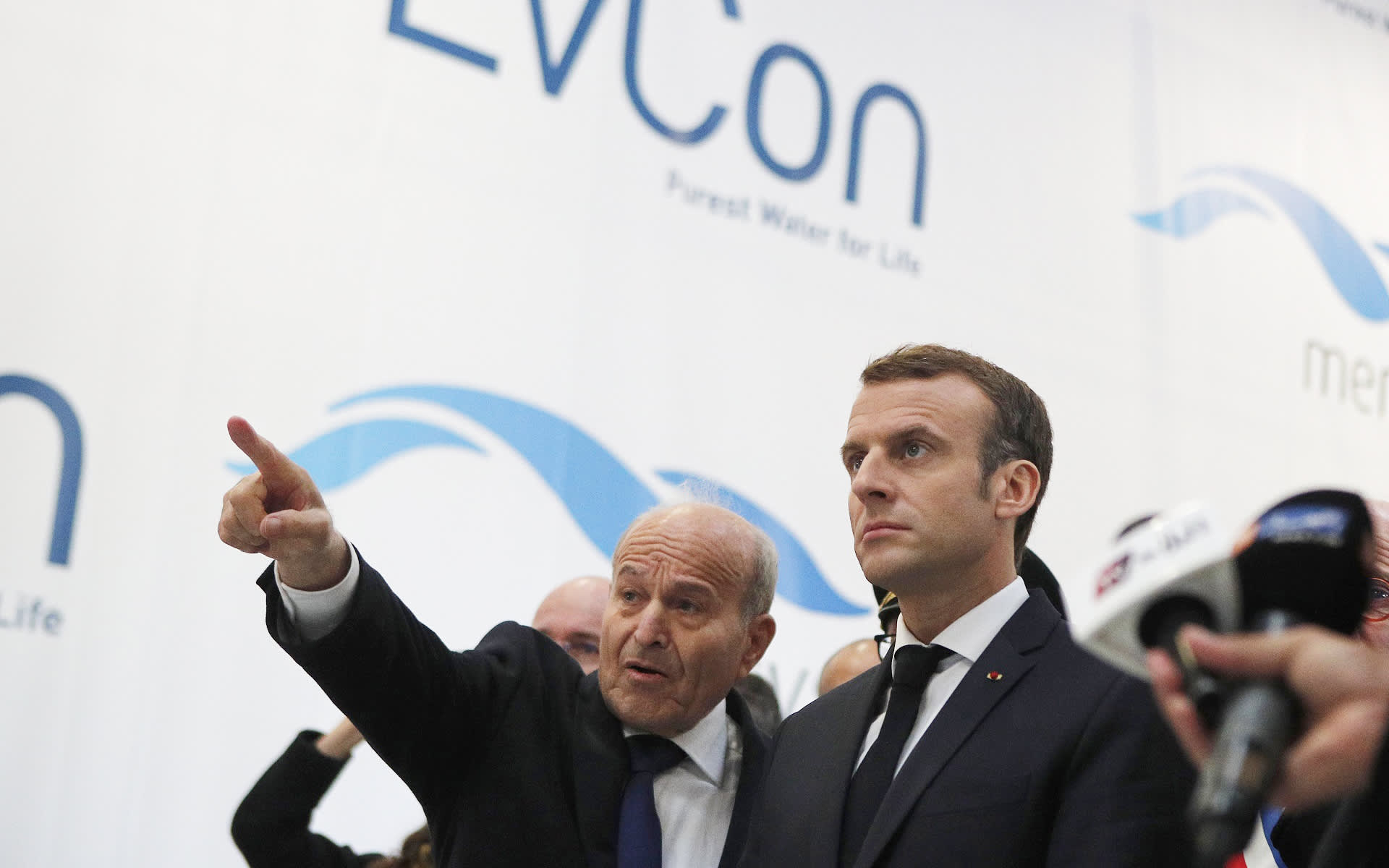 Cevitalin johtaja Issab Rebrab ja Ranskan presidentin Emmanuel Macron.