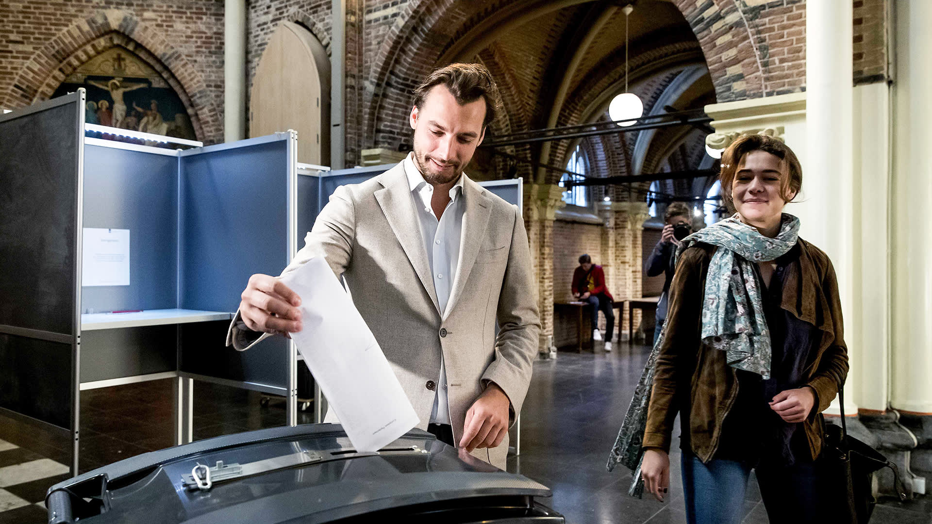Mies laittamassa äänestyslipuketta vaaliuurnaan Amsterdamissa.