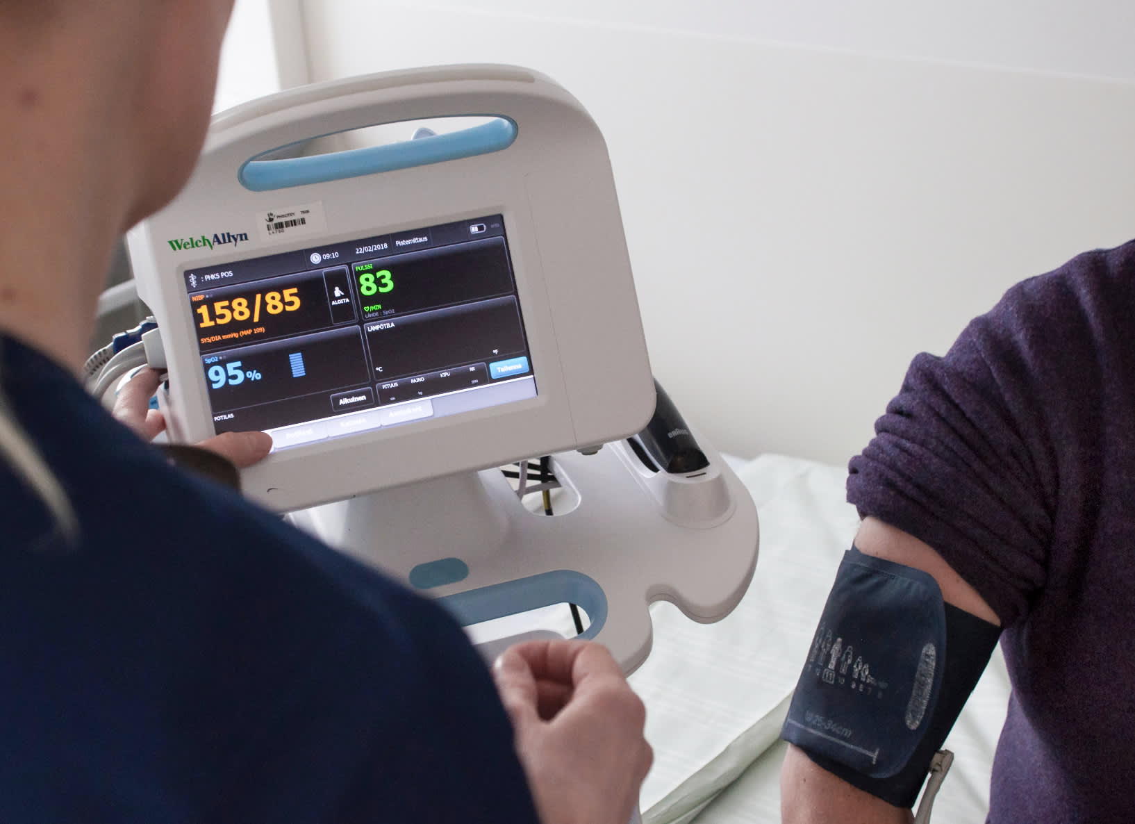 Sairaanhoitaja mittaa potilaan verenpainetta Päijät-Hämeen keskussairaalassa.