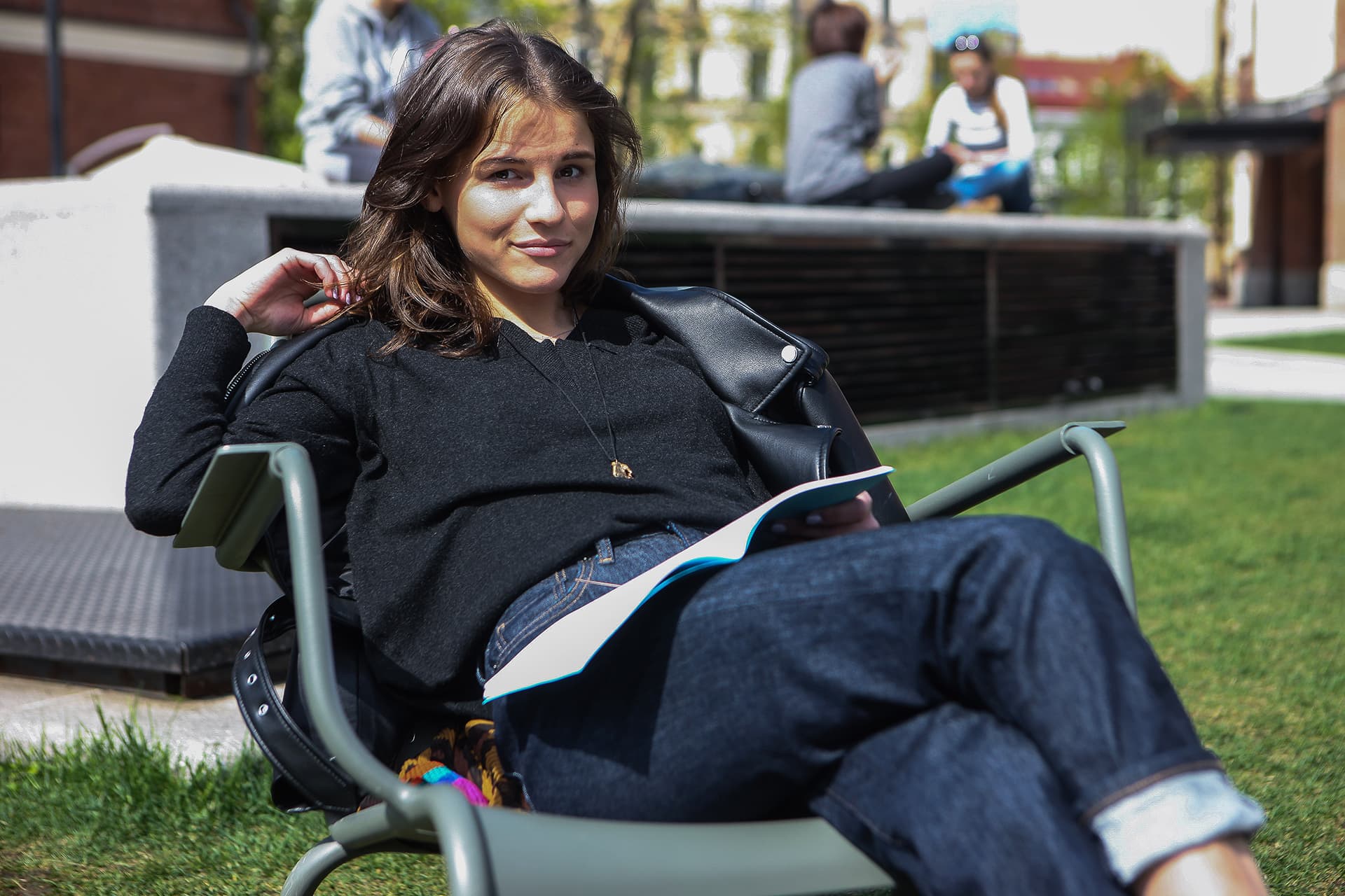 Angelina Ivanova istuu puiston penkillä.